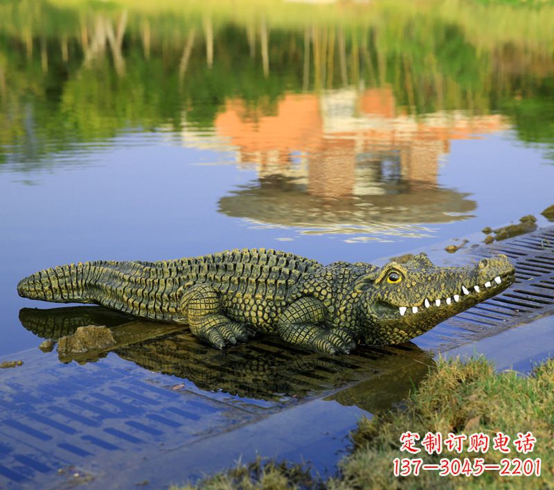 贵阳池塘水池仿真大鳄鱼雕塑玻璃钢园林水景草丛动物摆件