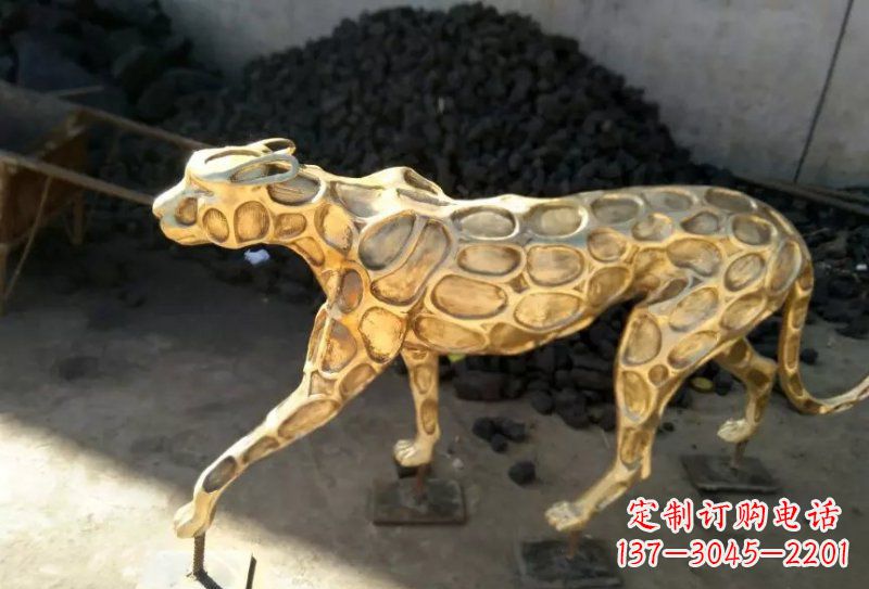 贵阳青铜豹雕塑象征着非凡力量与威严