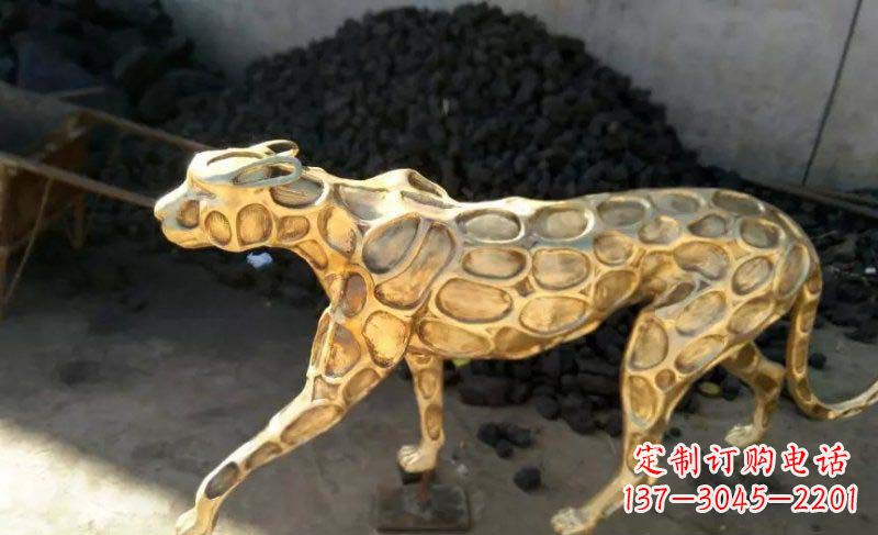 贵阳雄健的豹雕塑