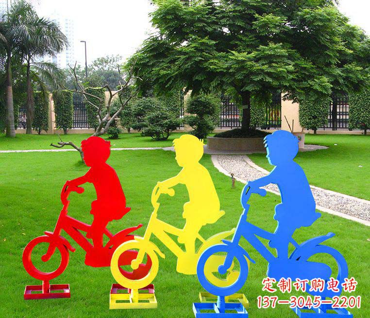 贵阳青春无悔——一尊男孩骑车雕塑