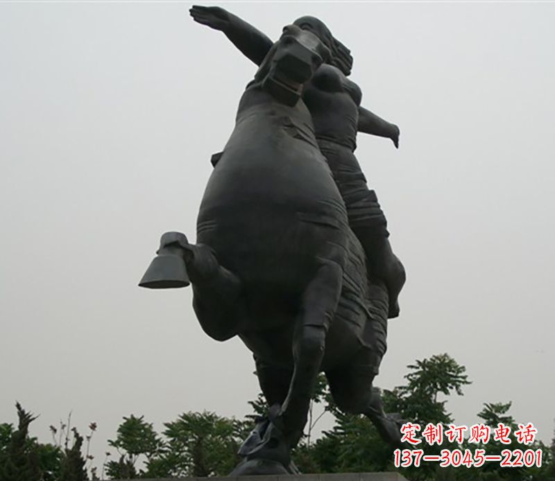 贵阳穿越时空铜人骑马铜雕