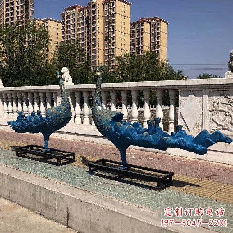 贵阳珠翠集精美孔雀雕塑