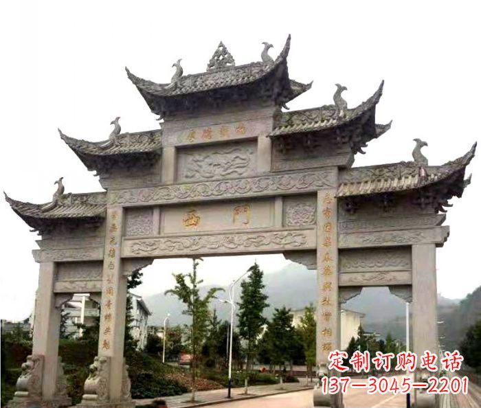 贵阳村口三门石雕牌楼