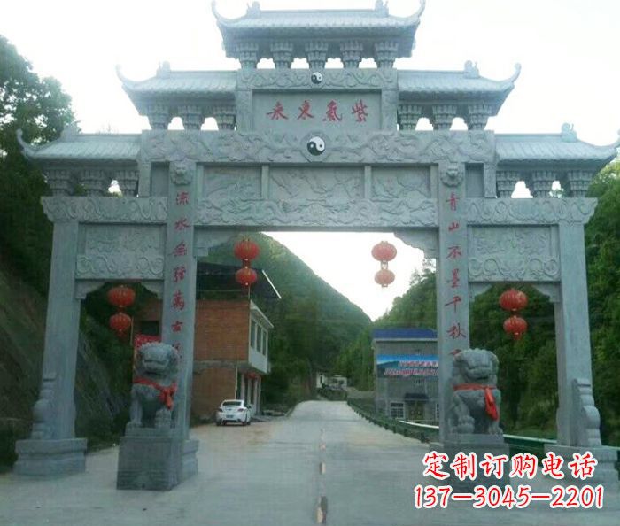 贵阳“村口三门石雕牌楼——传承文化的艺术”