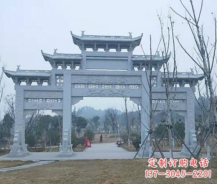 贵阳村口三门石雕牌楼古朴华丽