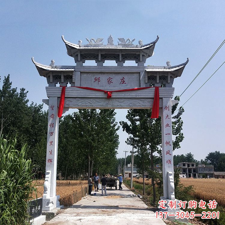 贵阳古村落中的石牌坊雕塑