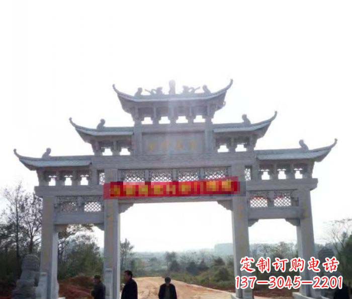 贵阳三门石雕牌楼古老而精美的雕塑