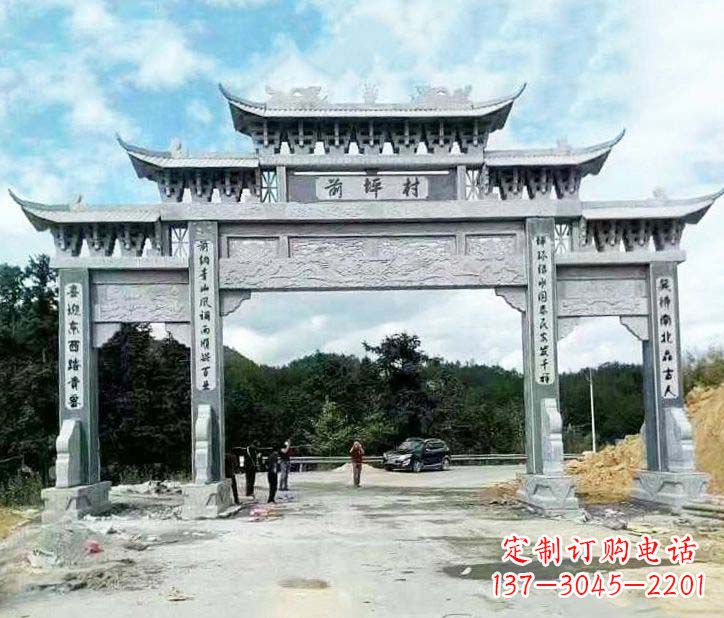 贵阳村庄三门石牌坊石雕的内容。