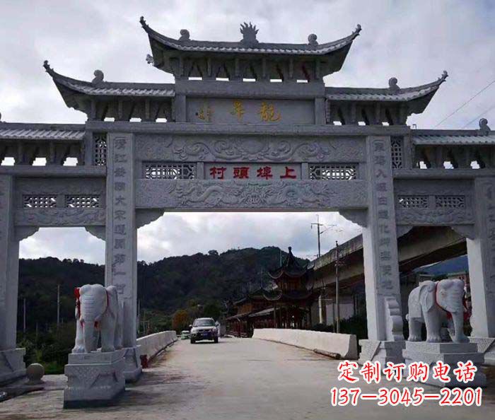 贵阳村庄三门五楼石雕牌坊