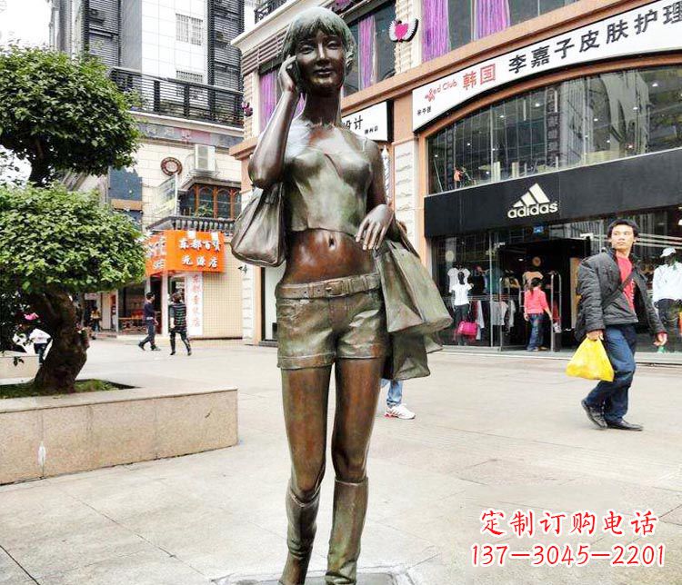 贵阳打电话逛街的女孩铜雕