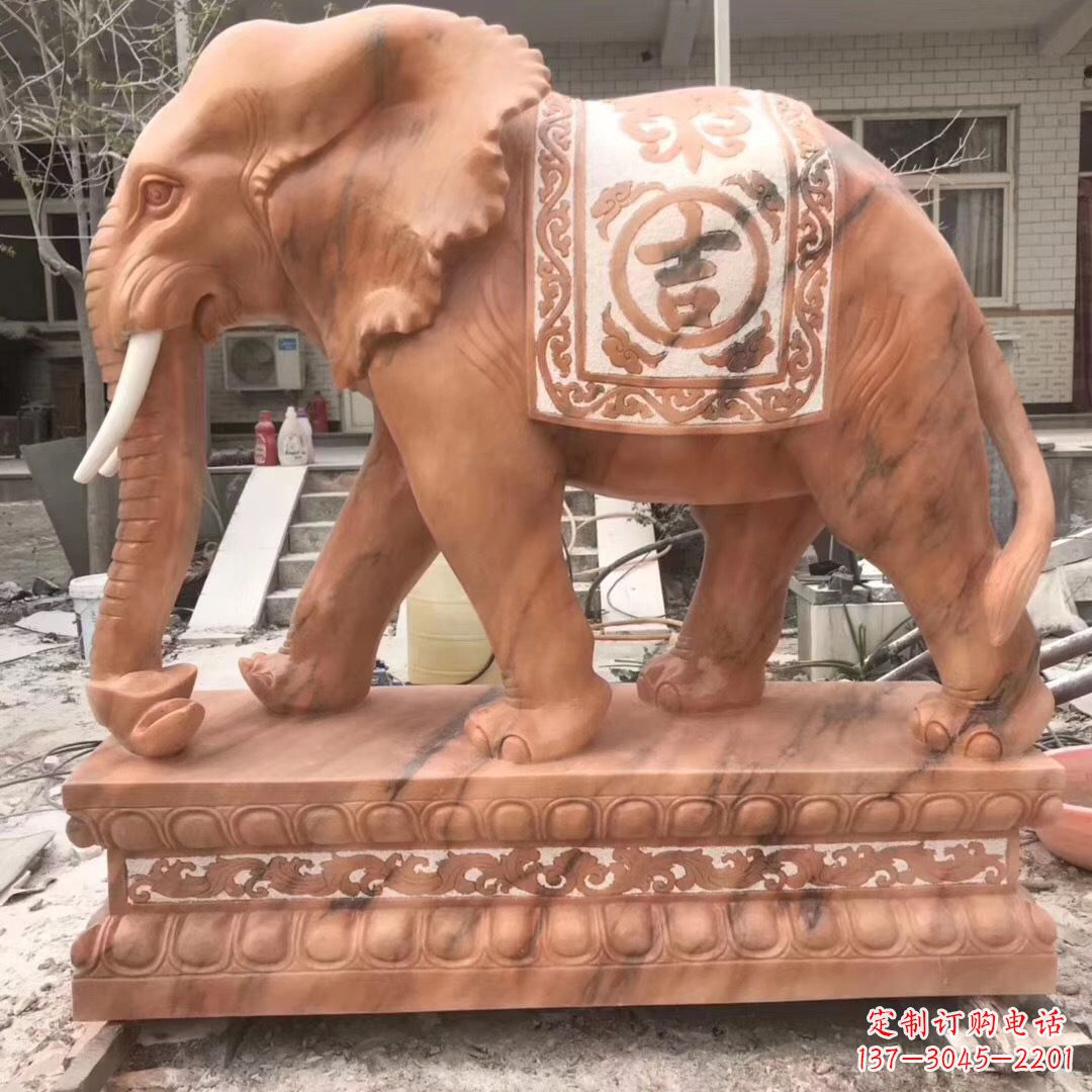 贵阳欣赏传统工艺精湛的大象雕塑