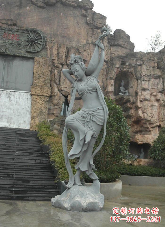 贵阳弹琵琶的飞天人物石雕