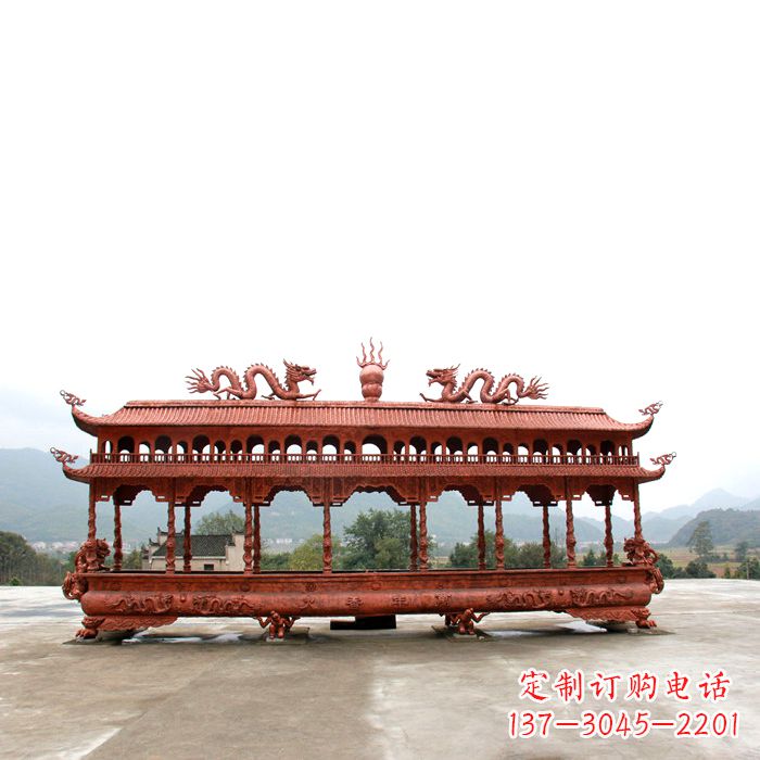 贵阳底部雕龙的铜香炉