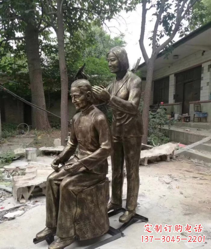 贵阳纪念母亲的传统铜雕梳头人物