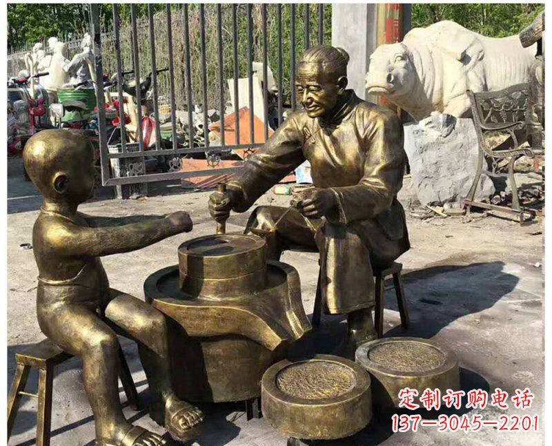 贵阳传承传统,细节丰富的把老人磨豆浆雕塑