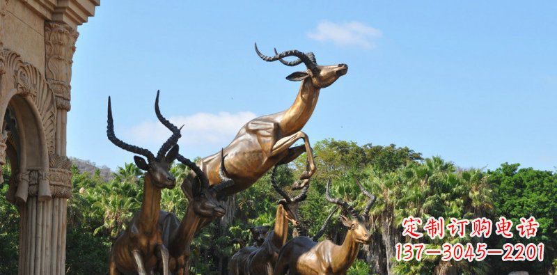 贵阳公园奔跑羚羊动物铜雕