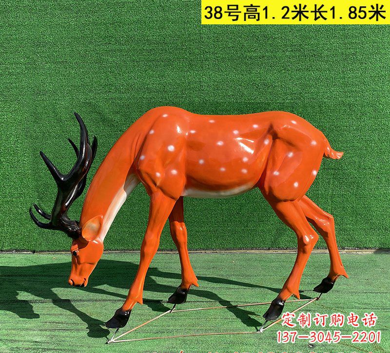 贵阳以玻璃钢精心制作的梅花鹿雕塑