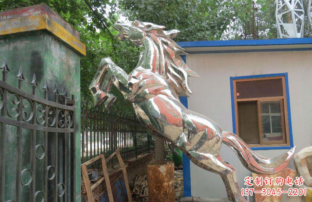 贵阳优雅凌厉的不锈钢奔跑马雕塑