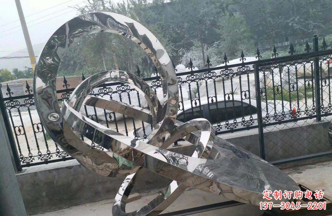 贵阳宁静湖畔,圆环景观雕塑助公园璀璨