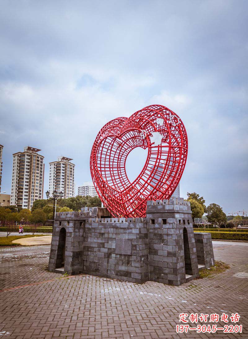 贵阳拥抱和平的心以心型和平鸽雕塑传递心意