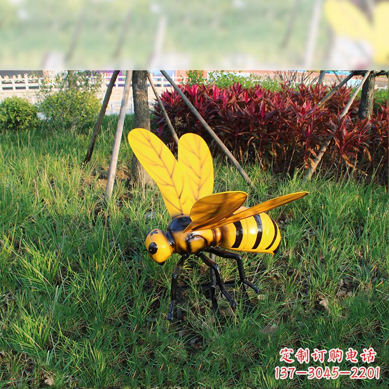 贵阳公园草坪动物插件，仿真大马蜂玻璃钢雕塑