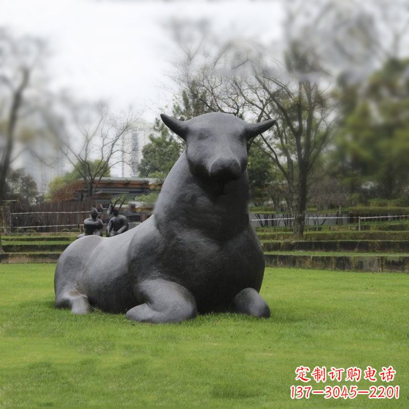 贵阳公园草坪铸铜抽象动物牛卧牛雕塑