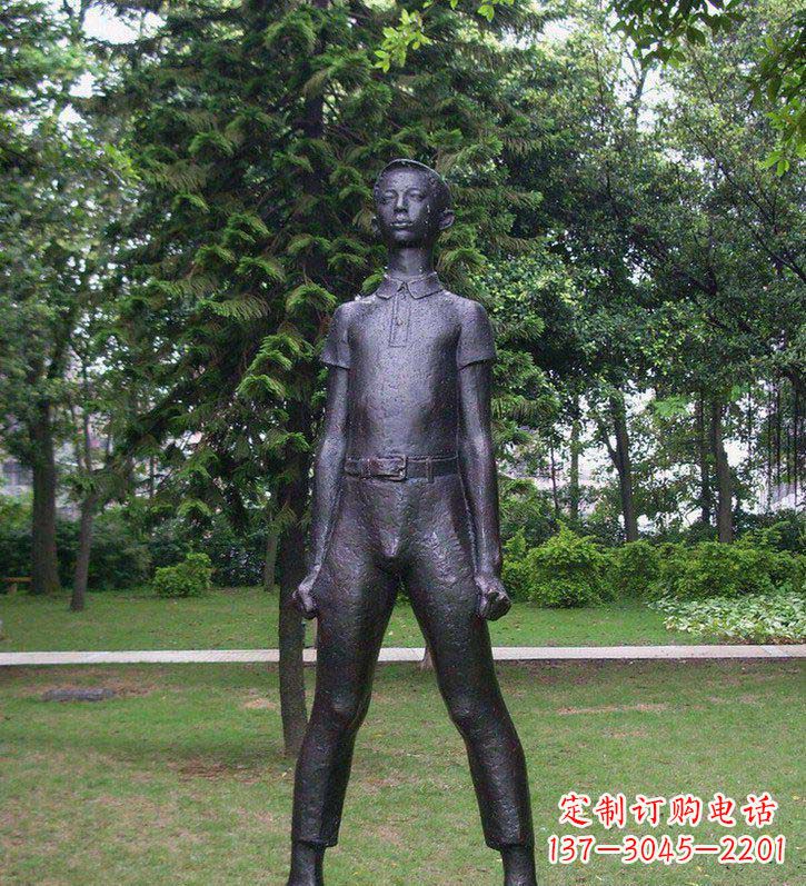 贵阳公园插兜的男孩人物铜雕