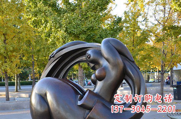 贵阳公园抽象女人人物铜雕