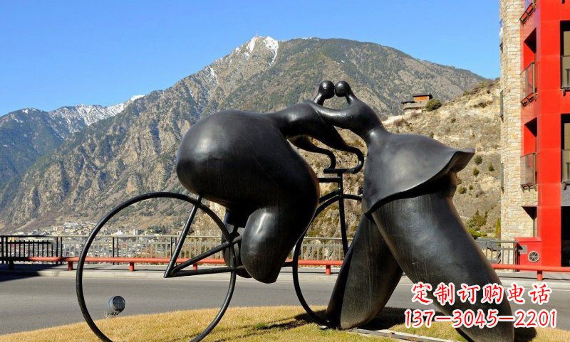 贵阳公园抽象骑自行车人物