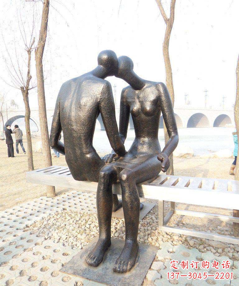 贵阳公园抽象亲吻的情侣景观铜雕