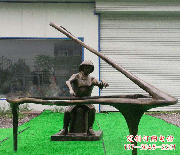 贵阳公园弹钢琴的抽象人物小品铜雕