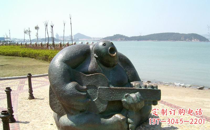 贵阳公园弹吉他抽象人物铜雕