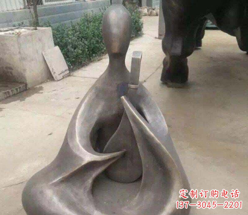 贵阳抽象景观弹琵琶铜雕