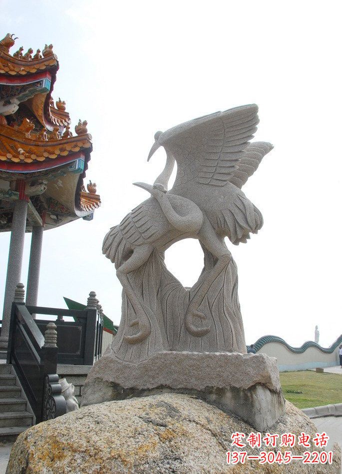 贵阳高雅优美的公园动物大理石仙鹤雕塑