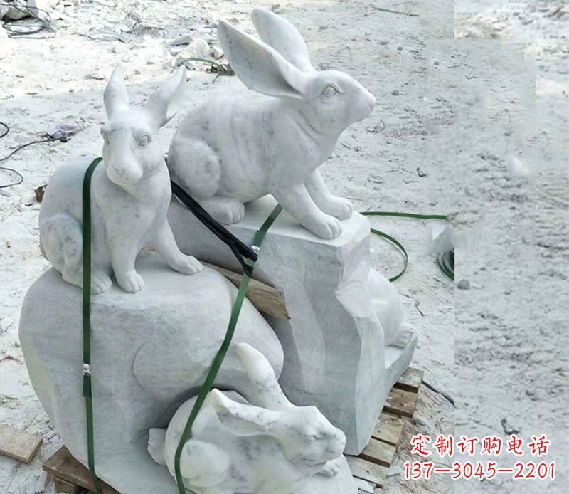 贵阳活泼可爱的兔子雕塑