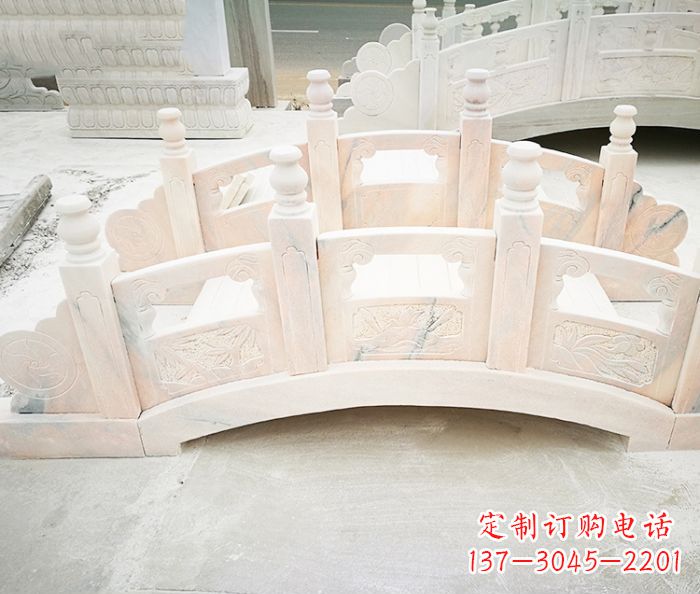 贵阳红石拱桥雕塑——浪漫交织，美景永相伴