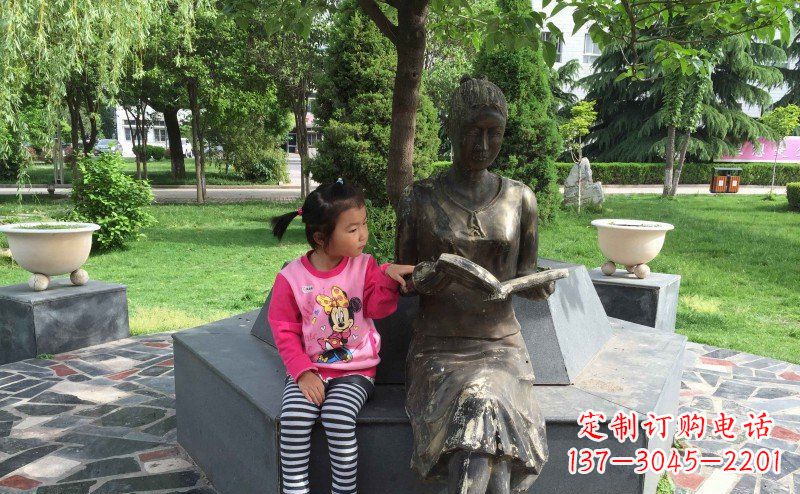 贵阳优雅可爱的女孩铜雕