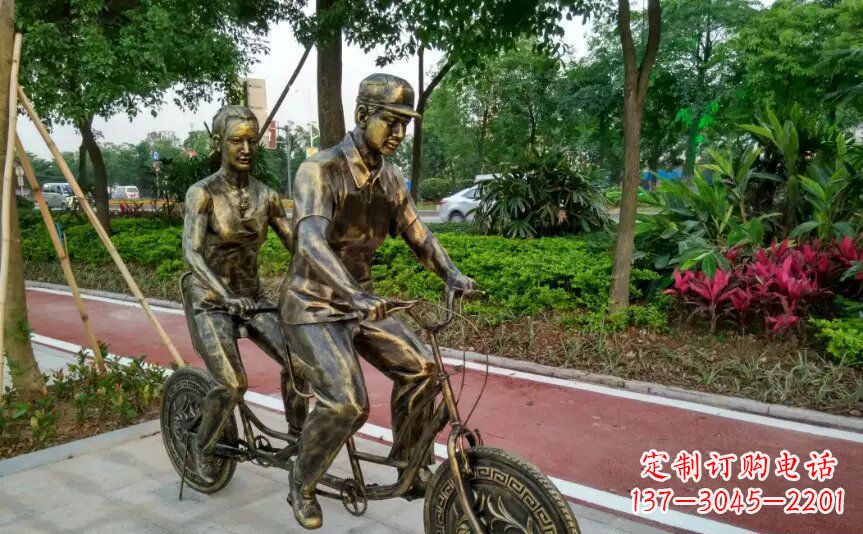 贵阳公园两人骑自行车铜雕