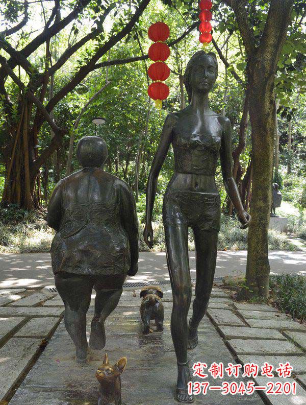贵阳公园遛狗的女孩小品铜雕