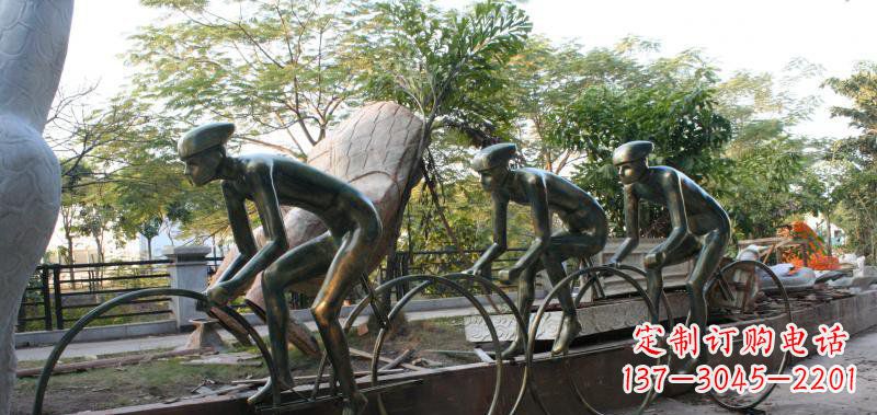 贵阳公园骑自行车的人物景观铜雕
