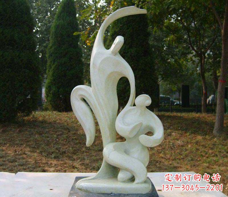 贵阳恒久之爱公园情侣抽象人物雕塑