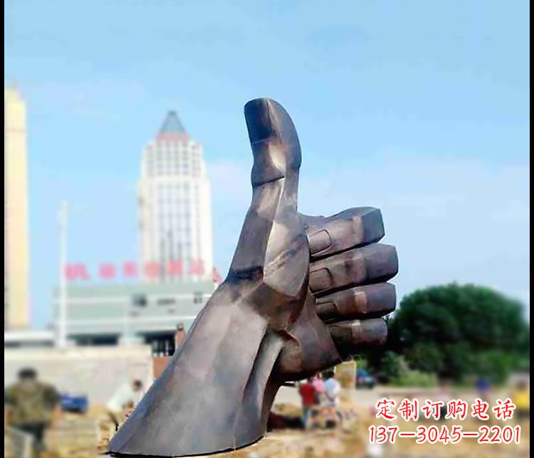 贵阳公园竖大拇指铜雕 