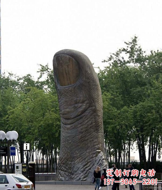 贵阳公园竖着的大拇指景观铜雕