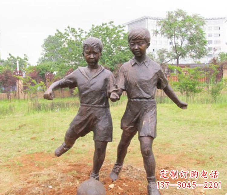 贵阳童心盎然的足球铜雕