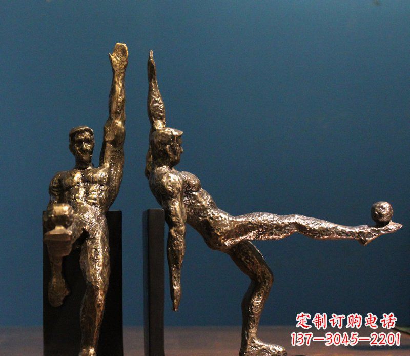 贵阳公园踢足球人物铜雕