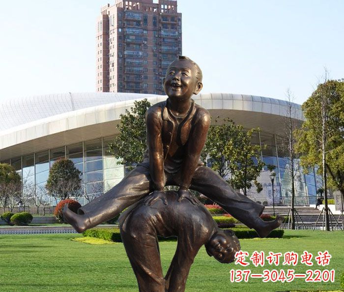贵阳童趣十足的山羊铜雕