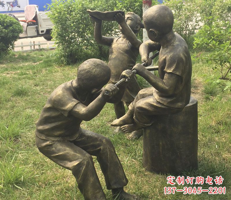 贵阳公园玩水的儿童铜雕