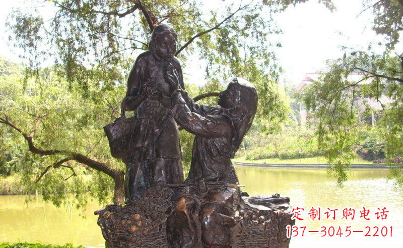 贵阳公园喂母亲吃荔枝的女孩小品铜雕