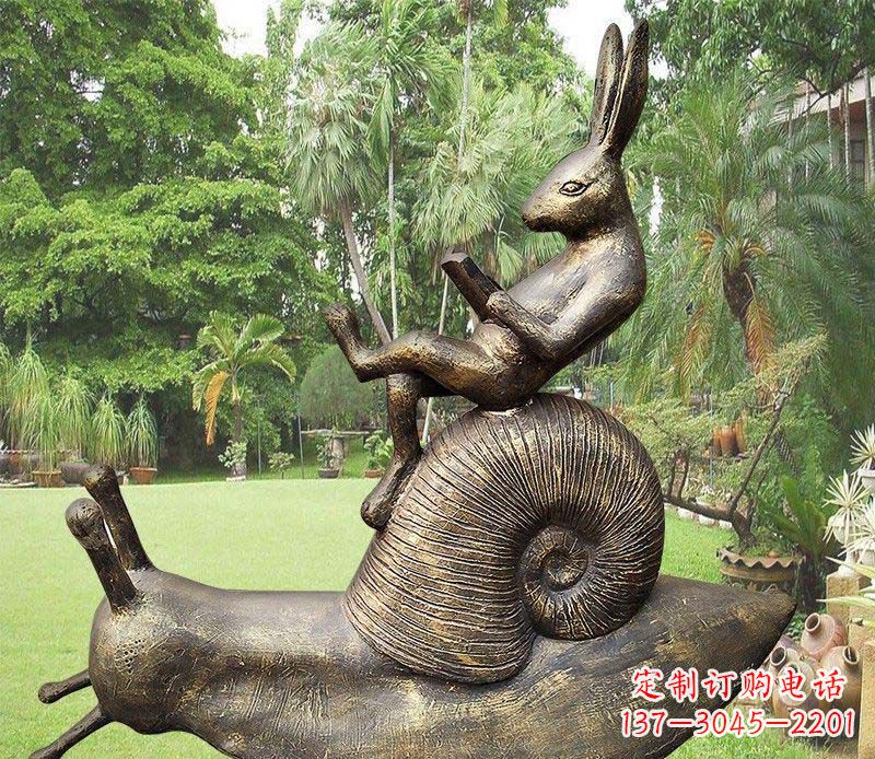 贵阳公园蜗牛兔子动物铜雕