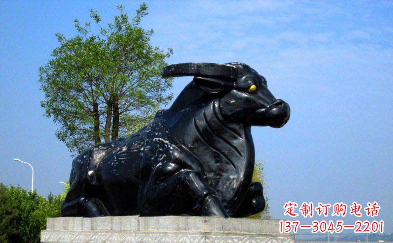 贵阳公园卧着的牛动物铜雕
